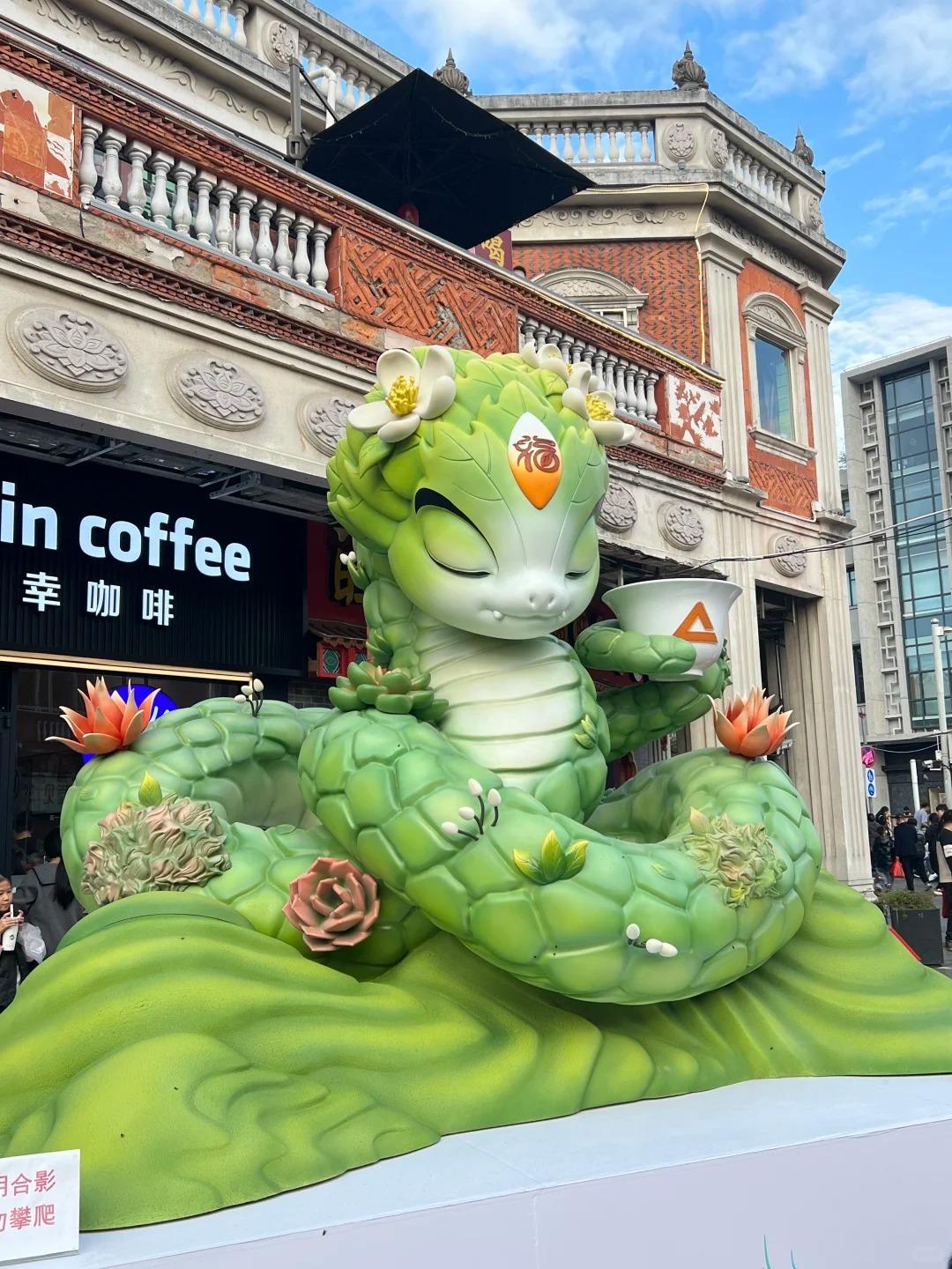 福建泉州「七彩刺桐蛇」吉祥物之「州州」,代表的是福茶,寓意「賞花品茶,富貴榮華」。(圖片來源:pp.@小紅書)