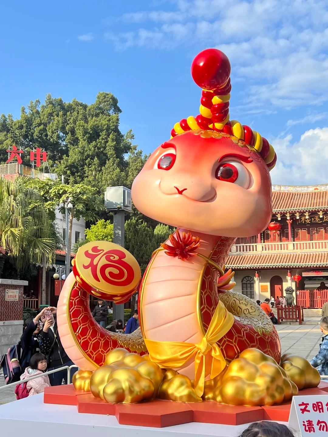 福建泉州「七彩刺桐蛇」吉祥物之「海海」,代表的是拍胸舞,蛇尾掛有一個福字鼓。(圖片來源:pp.@小紅書)