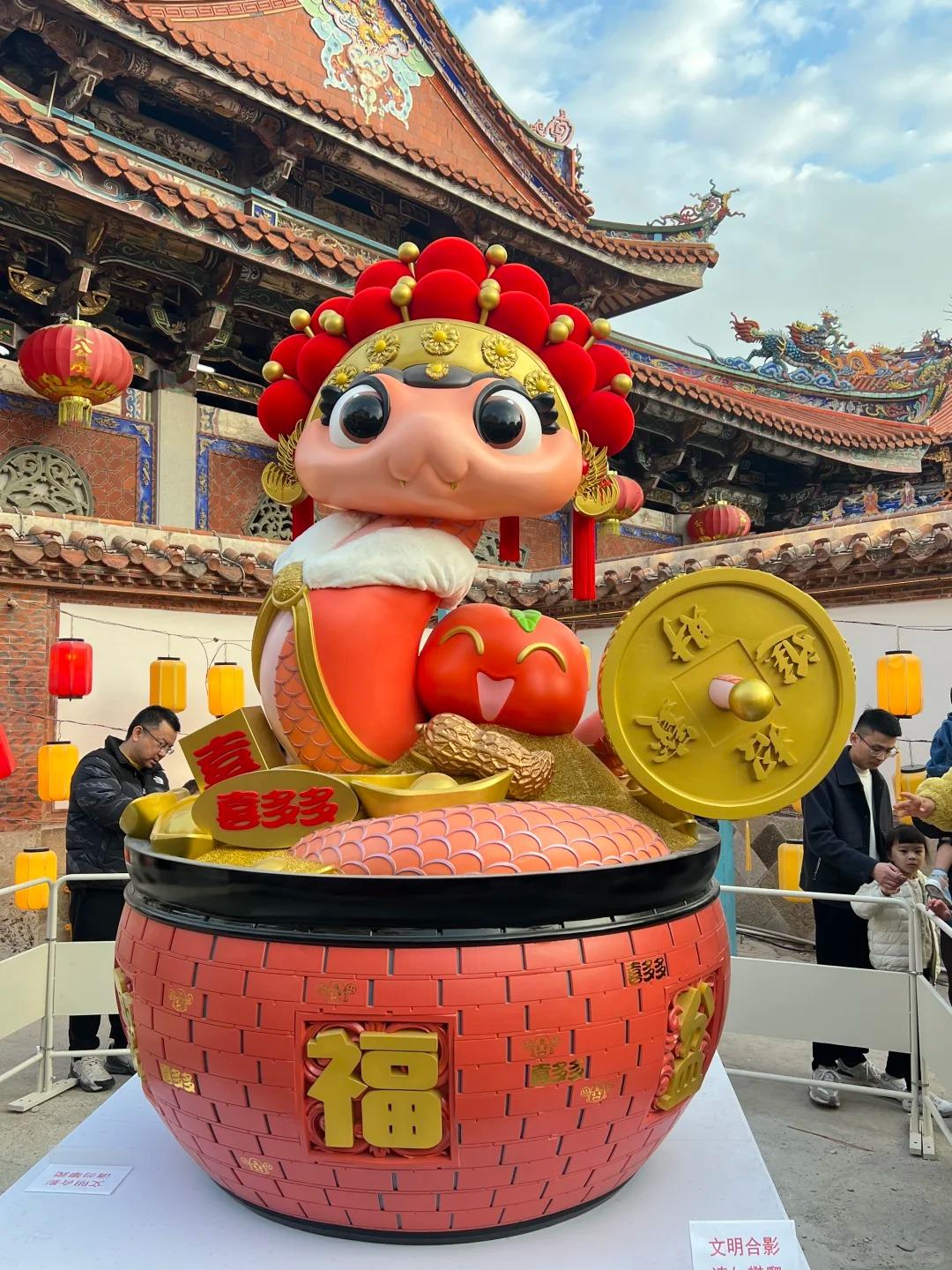 福建泉州「七彩刺桐蛇」吉祥物之「絲絲」,代表的是傳統戲劇,尾部的金幣能轉動,寓意「新年轉(賺)大錢」。(圖片來源:pp.@小紅書)