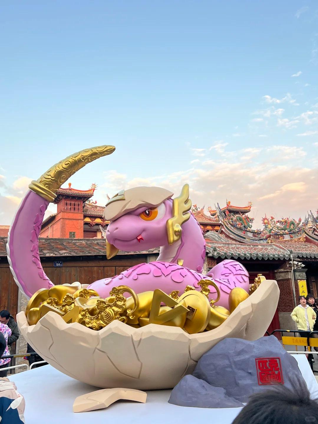 福建泉州「七彩刺桐蛇」吉祥物之「鯉鯉」,代表的是閩南建築花磚,是「天生帶財」的富貴蛇,蛋殼上的金色珠寶在晚上會發光。(圖片來源:pp.@小紅書)