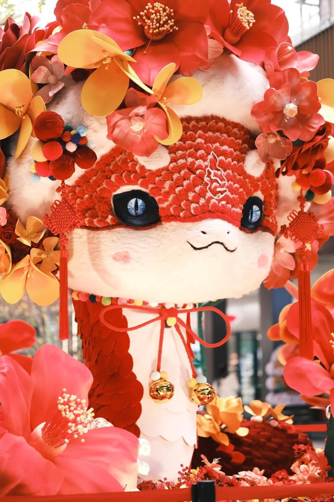 雲南玉溪「簪花小蛇」全身赤紅,頭戴精美的紅色簪花花環。(圖片來源:呵呵@小紅書)