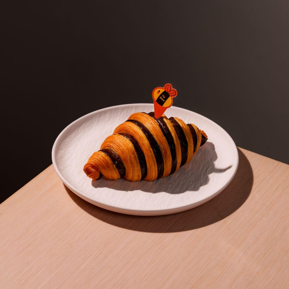 蜂蜜牛角包$36 外層酥脆內裡柔軟輕盈,本地天然蜂蜜甜味柔和。