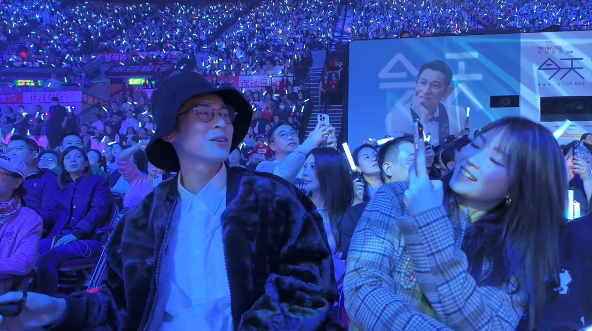 連詩雅拿着手機拍下老公陳家樂。