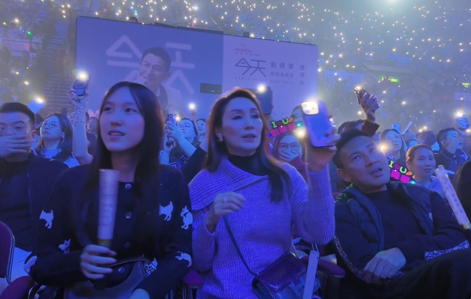 林文龍一家三口溫馨睇騷。