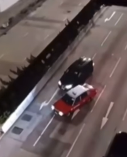 該段近兩分鐘影片於附近大廈上方住戶拍攝,可見七人車在中線及右線之間被的士攔住去路,七人車倒後並嘗試從其他行車線避開未能成功(影片截圖)