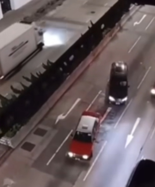 該段近兩分鐘影片於附近大廈上方住戶拍攝,可見七人車在中線及右線之間被的士攔住去路,七人車倒後並嘗試從其他行車線避開未能成功(影片截圖)