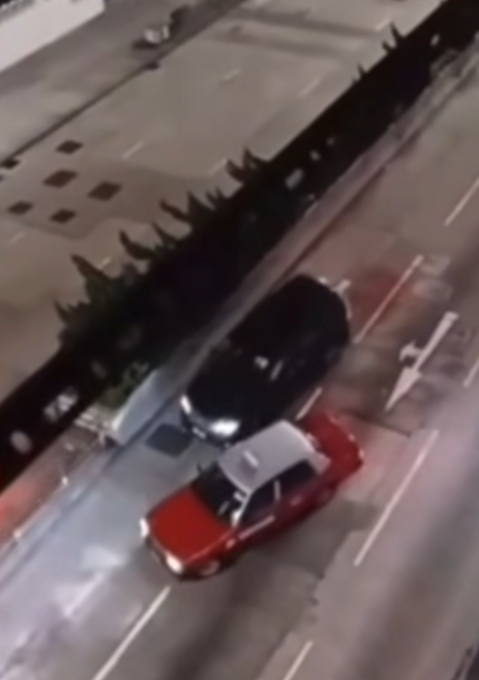 七人車隨後轉到右線,的士亦急轉「閘車」,兩車險發生碰撞。(影片截圖)
