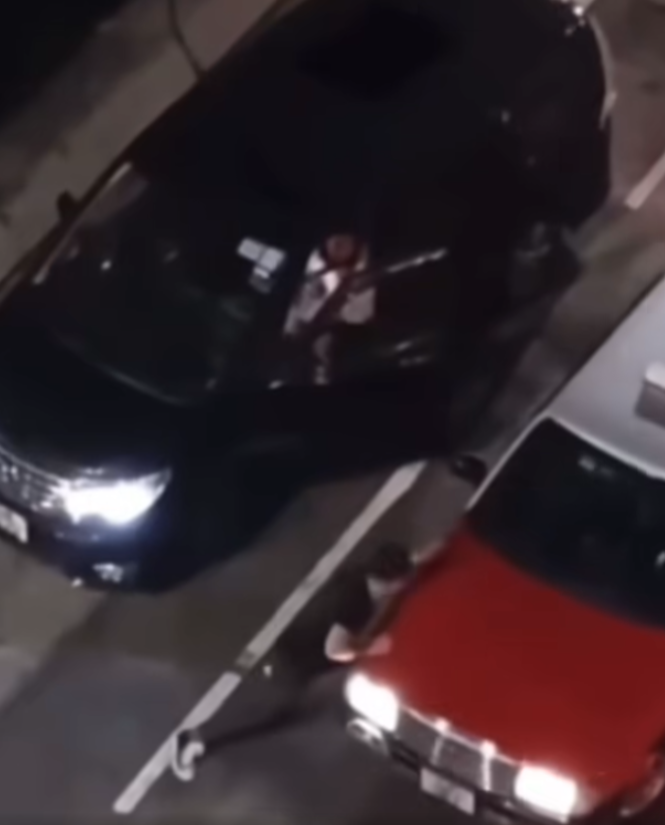此時七人車男司機怒罵「X你XXX」,下車走向的士,情緒激動地拍打的士車窗及大罵「X你XX,閘X我」,又用力猛推的士車頭,後來更疑曾伸手入司機位。(影片截圖)