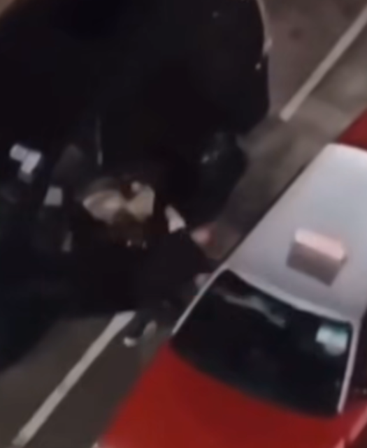 隨後七人車前座女乘客開門,試圖勸阻男子喝止「冷靜啲啦你!喂!」,男司機返回私家車並再次嘗試離開現場,惟的士於班馬綫前再次「閘車」擋住七人車去路,兩車更疑擦撞,男子再度下車。(影片截圖)