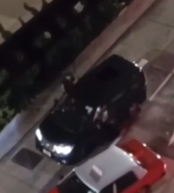 隨後七人車前座女乘客開門,試圖勸阻男子喝止「冷靜啲啦你!喂!」,男司機返回私家車並再次嘗試離開現場,惟的士於班馬綫前再次「閘車」擋住七人車去路,兩車更疑擦撞,男子再度下車。(影片截圖)