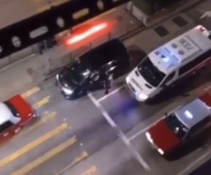 警員下車調停,涉事雙方落車接受問話,另一把男聲表示「(佢)撞咗我架車又走咗去,咪追佢囉」,片段至此結束,未知後續發展。 (影片截圖)