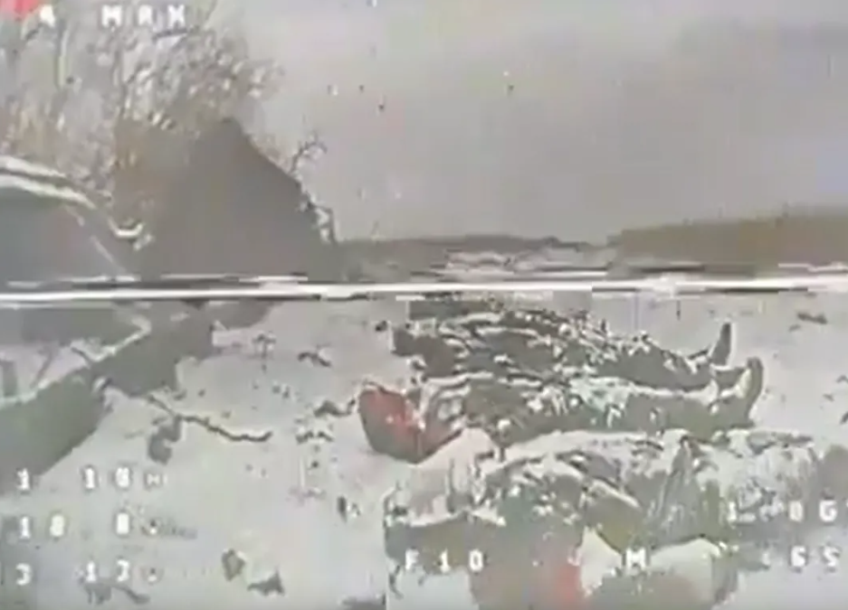 較早前照片在網上流傳,可見陣亡士兵被白雪覆蓋。(互聯網)