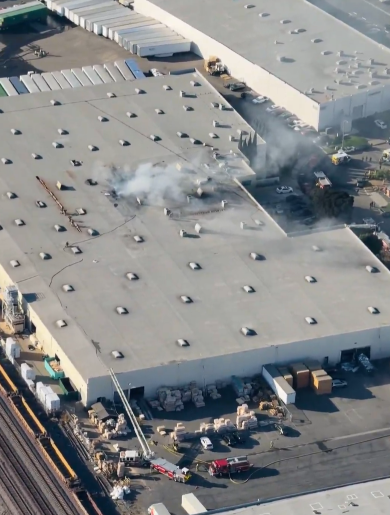 美國南加州一架小型飛機周四墜落一座家具倉庫屋頂,造成至少2人死亡,18人受傷。(影片截圖)