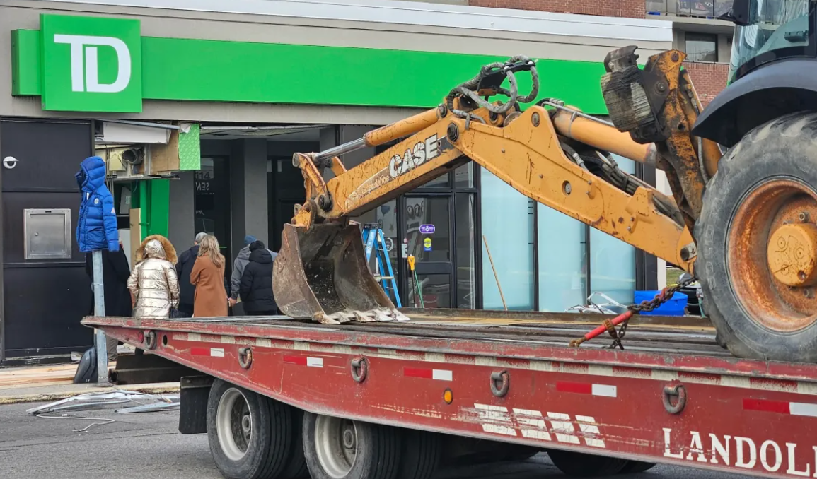 加拿大多倫多有竊賊開挖泥機砸破自動櫃員機搶錢(網上圖片)