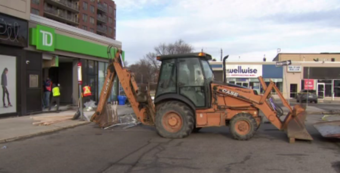 加拿大多倫多有竊賊開挖泥機砸破自動櫃員機搶錢(網上圖片)