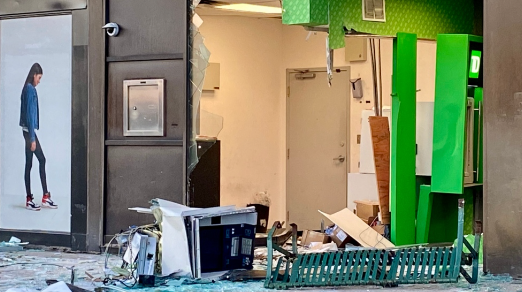 加拿大多倫多有竊賊開挖泥機砸破自動櫃員機搶錢(網上圖片)