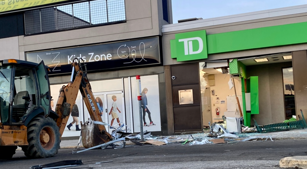 加拿大多倫多有竊賊開挖泥機砸破自動櫃員機搶錢(網上圖片)