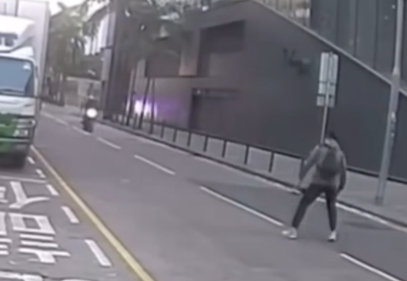 網上流傳車CAM片見到,電單車在宏照道高速行駛,後方有交通警從後追截,到中央郵件中心對開時,一名男子上前企圖前攔截電單車但不成功,跌倒在馬路上,未幾便傳出「嘭」一聲巨響。