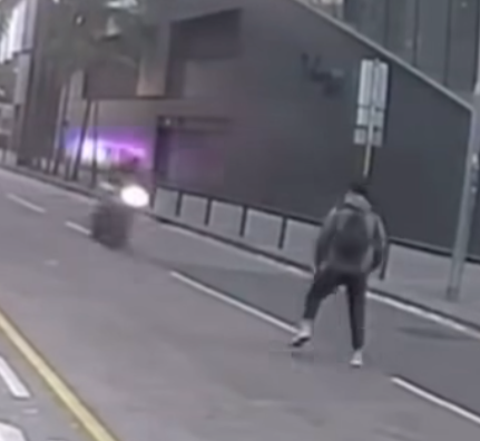 網上流傳車CAM片見到,電單車在宏照道高速行駛,後方有交通警從後追截,到中央郵件中心對開時,一名男子上前企圖前攔截電單車但不成功,跌倒在馬路上,未幾便傳出「嘭」一聲巨響。