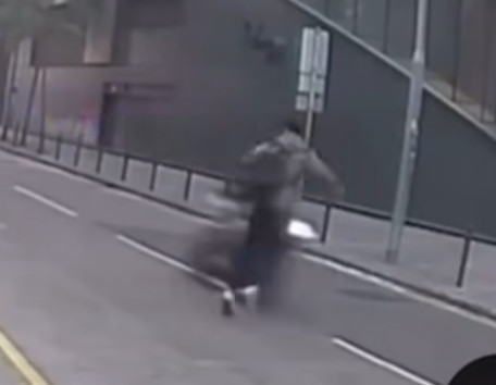 網上流傳車CAM片見到,電單車在宏照道高速行駛,後方有交通警從後追截,到中央郵件中心對開時,一名男子上前企圖前攔截電單車但不成功,跌倒在馬路上,未幾便傳出「嘭」一聲巨響。