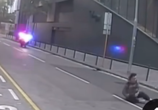 網上流傳車CAM片見到,電單車在宏照道高速行駛,後方有交通警從後追截,到中央郵件中心對開時,一名男子上前企圖前攔截電單車但不成功,跌倒在馬路上,未幾便傳出「嘭」一聲巨響。