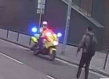 網上流傳車CAM片見到,電單車在宏照道高速行駛,後方有交通警從後追截,到中央郵件中心對開時,一名男子上前企圖前攔截電單車但不成功,跌倒在馬路上,未幾便傳出「嘭」一聲巨響。