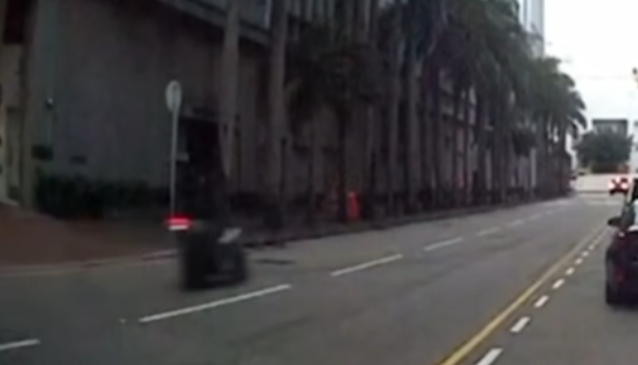 電單車疑失控高速直撞路邊的防撞柱