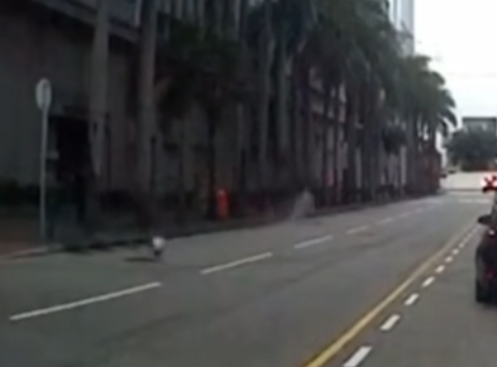 電單車疑失控高速直撞路邊的防撞柱