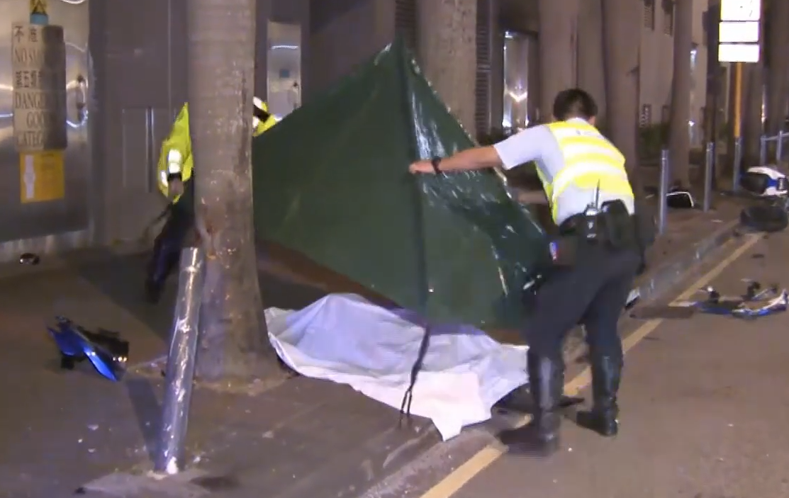 九龍灣有電單車懷疑失控,男司機當場不治。(有線新聞畫面)