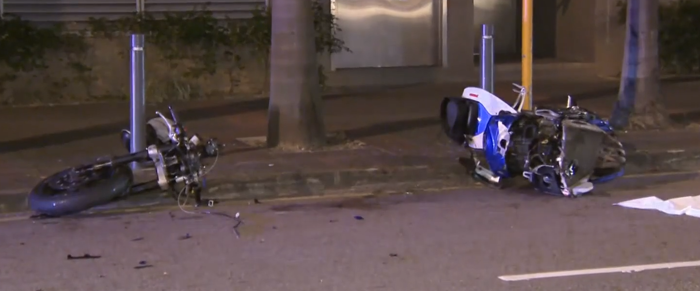 事發後,涉事電單車前輪與車身斷開兩截,地上遺下頭盔。(有線新聞畫面)