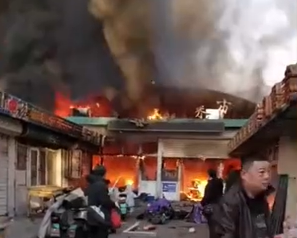 河北張家口菜市場火災,造死8死15傷(微博圖片)