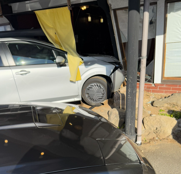 香港女遊客在日本靜岡縣伊豆市涉及交通意外,據報她駕駛的汽車撞向一間蕎麥麵店,導致一名顧客受傷。(網上圖片)