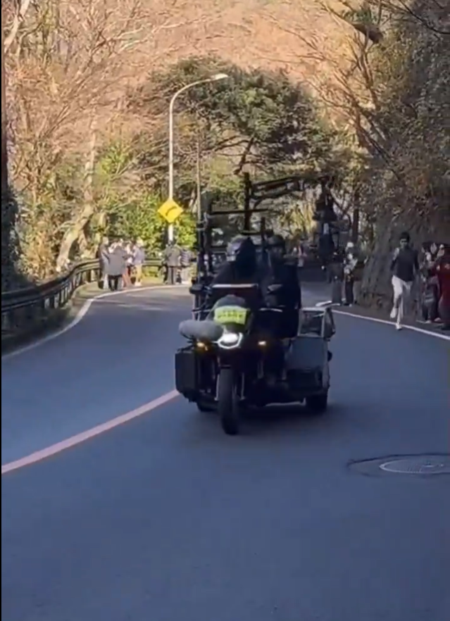 內地網紅追拍接力賽的日本選手遭批評。(互聯網)