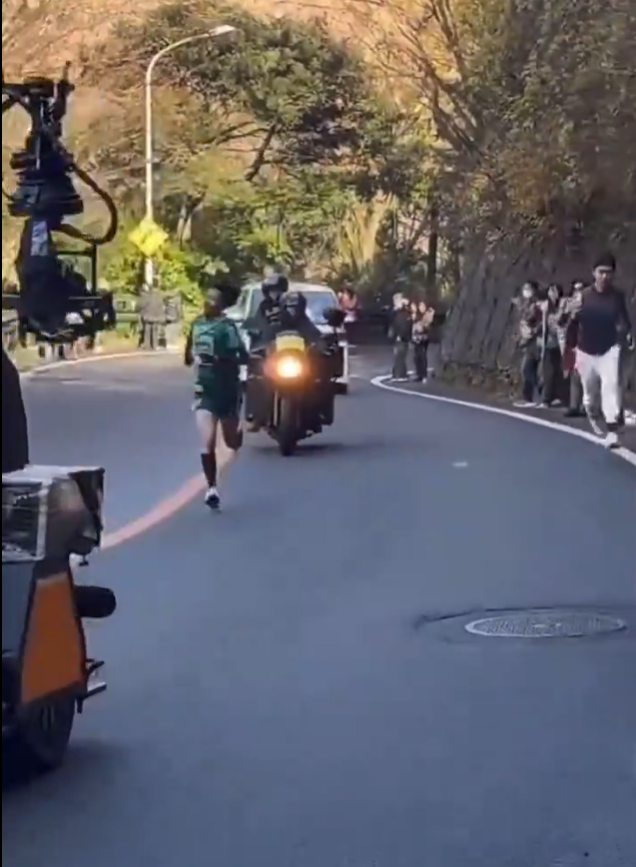 內地網紅追拍接力賽的日本選手遭批評。(互聯網)