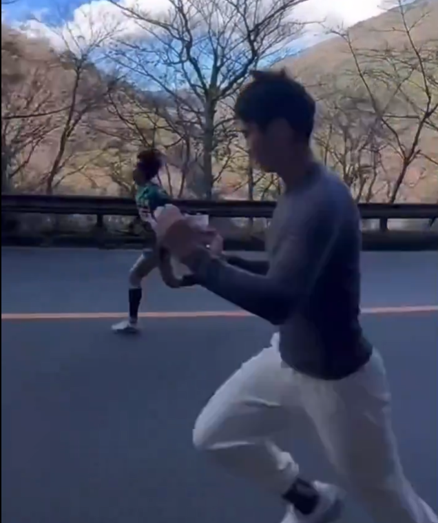 內地網紅追拍接力賽的日本選手遭批評。(互聯網)