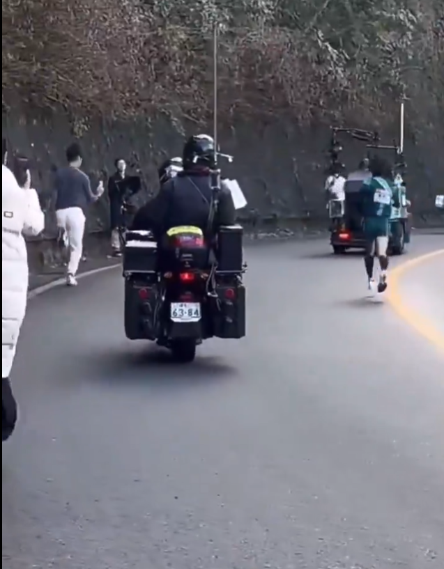 內地網紅追拍接力賽的日本選手遭批評。(互聯網)