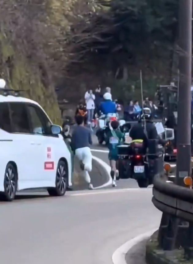 內地網紅追拍接力賽的日本選手遭批評。(互聯網)