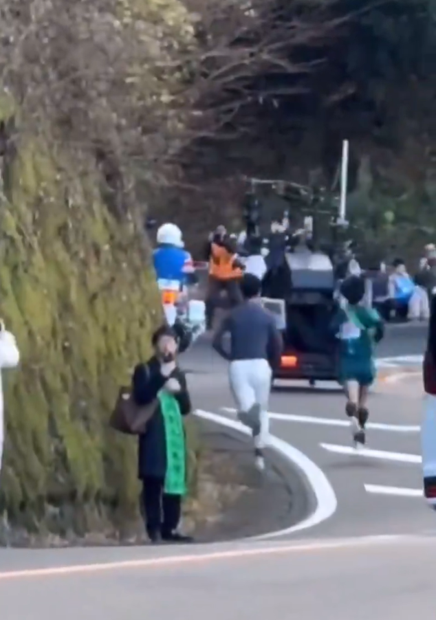 內地網紅追拍接力賽的日本選手遭批評。(互聯網)