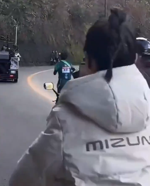 內地網紅追拍接力賽的日本選手遭批評。(互聯網)