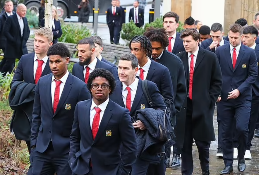 曼聯主帥艾摩廉及一隊職球員出席嘉芙菲斯葬禮送別。(網上圖片)