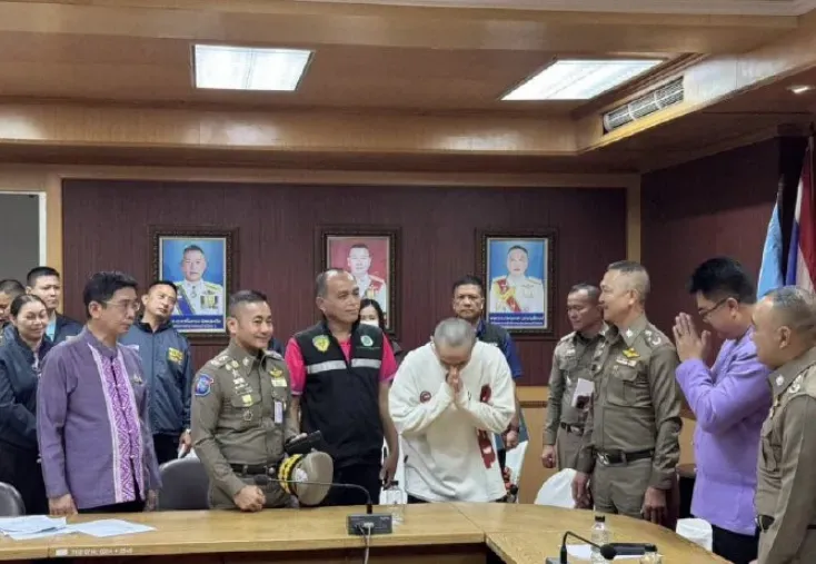 泰國警方向王星問話。(互聯網)