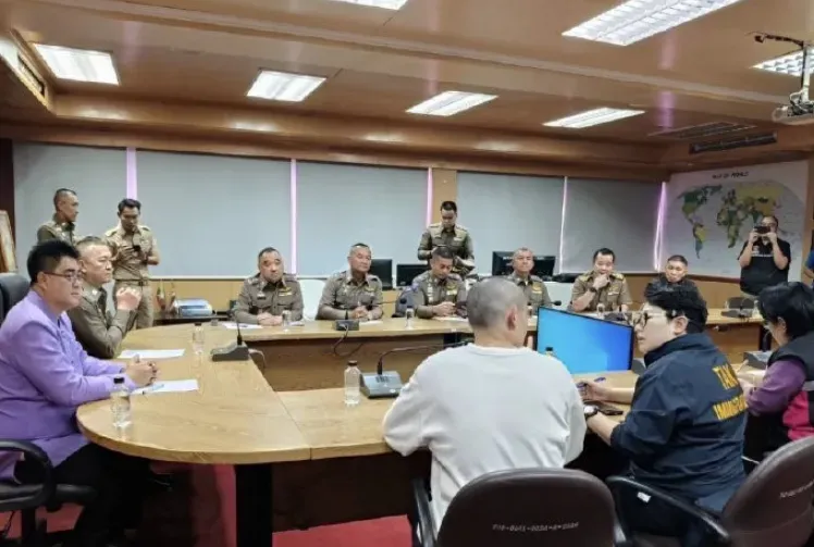 泰國警方向王星問話。(互聯網)