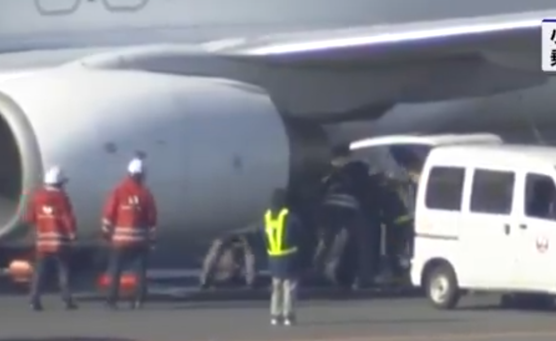 日本航空一架客機在東京羽田機場跑道滑行時爆胎,機上約60名乘客沒有受傷。工程人員即場更換漏氣輪胎,之後將客機移至停機坪並讓乘客下機。(電視畫面)