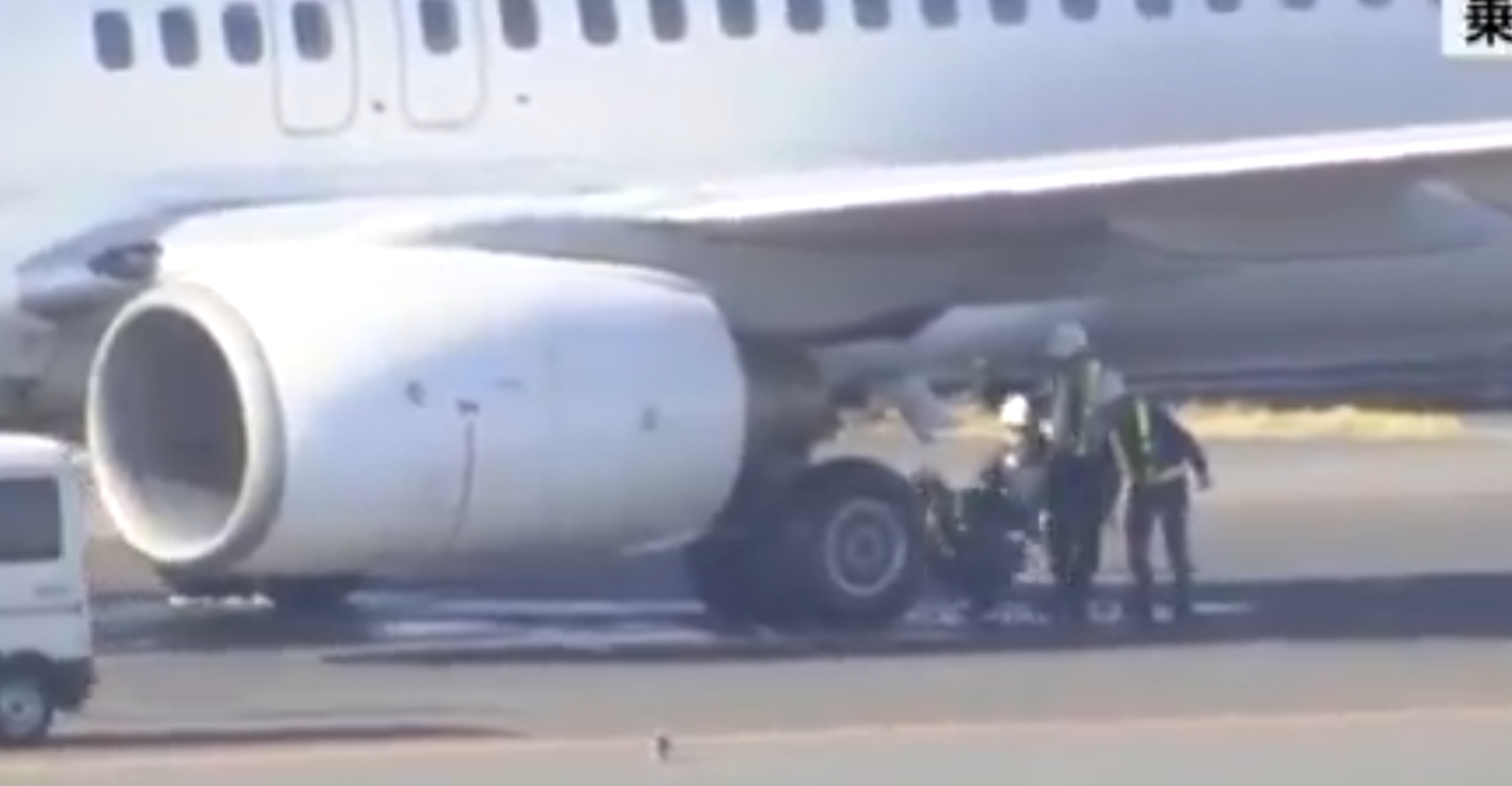 日本航空一架客機在東京羽田機場跑道滑行時爆胎,機上約60名乘客沒有受傷。工程人員即場更換漏氣輪胎,之後將客機移至停機坪並讓乘客下機。(電視畫面)