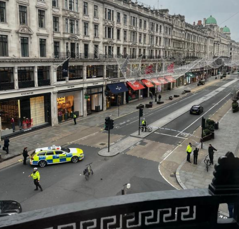倫敦警方其後到場調查一輛可疑私家車,封鎖和疏散附近街道後,進行多次引爆。(網上圖片)