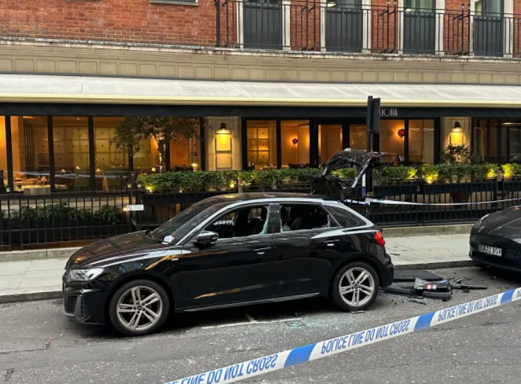 倫敦警方其後到場調查一輛可疑私家車,封鎖和疏散附近街道後,進行多次引爆。(網上圖片)
