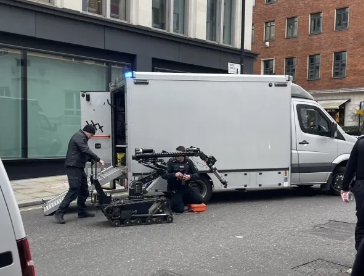 倫敦警方其後到場調查一輛可疑私家車,封鎖和疏散附近街道後,進行多次引爆。(網上圖片)
