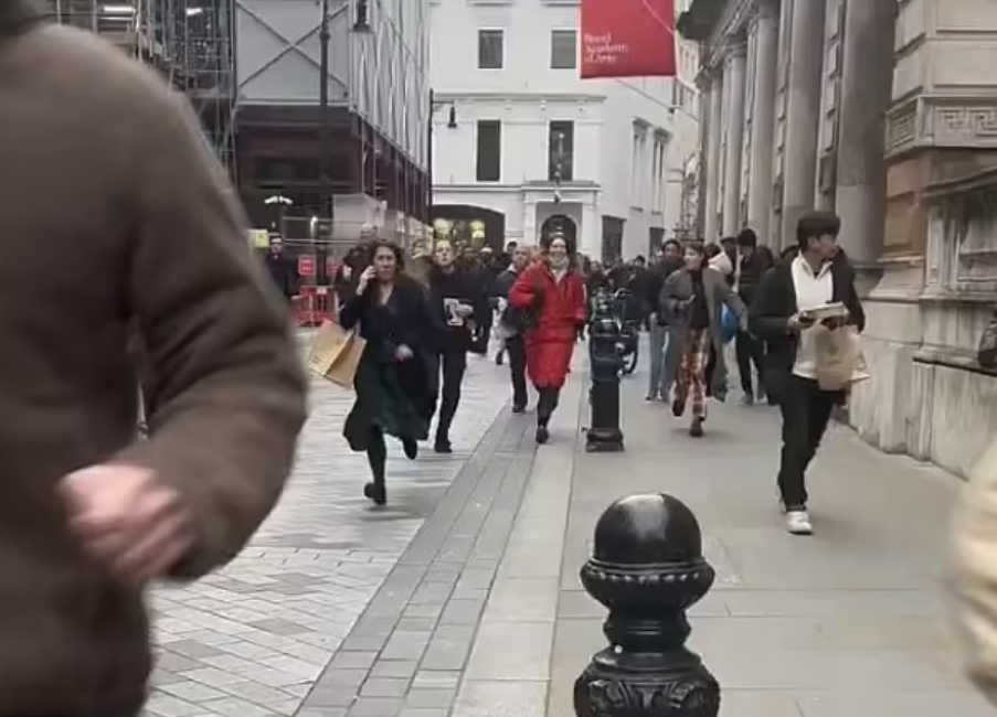 倫敦警方其後到場調查一輛可疑私家車,封鎖和疏散附近街道後,進行多次引爆,期間有數十路人慌忙逃生。(網上圖片)