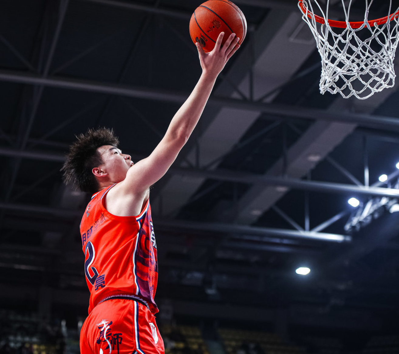 中國男子籃球職業聯賽(CBA)的廣州龍獅籃球俱樂部新星張興亮於比賽前夕將女友整個人「裝進行李箱」拖回宿舍過夜,聲稱「熬夜通宵一晚補習」。(網上圖片)