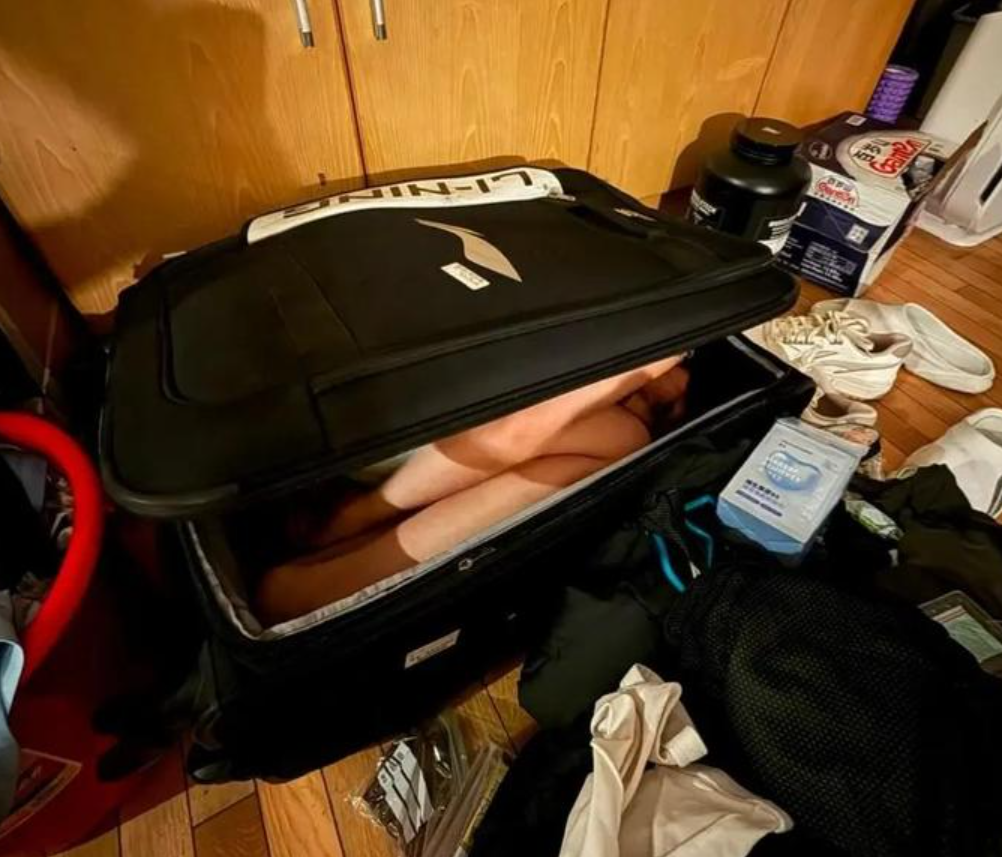 中國男子籃球職業聯賽(CBA)的廣州龍獅籃球俱樂部新星張興亮於比賽前夕將女友整個人「裝進行李箱」拖回宿舍過夜,聲稱「熬夜通宵一晚補習」。(網上圖片)